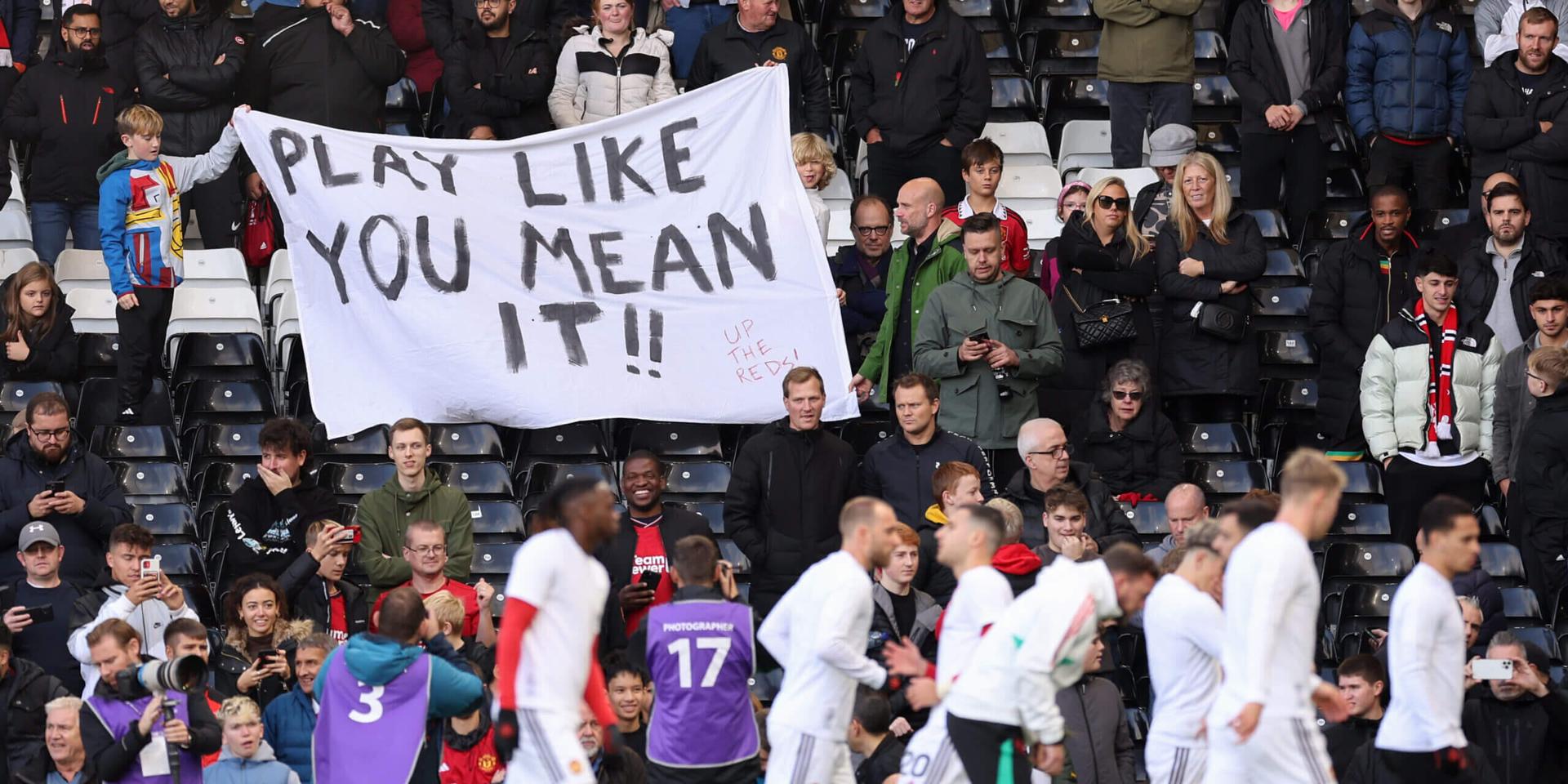 'Play like you mean it!!': The Manchester United fan banner that went viral